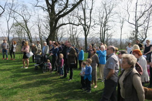 Početné publikum při výsadbě Stromu Olgy Havlové na Praze 8. (foto: Aleš Rudl)